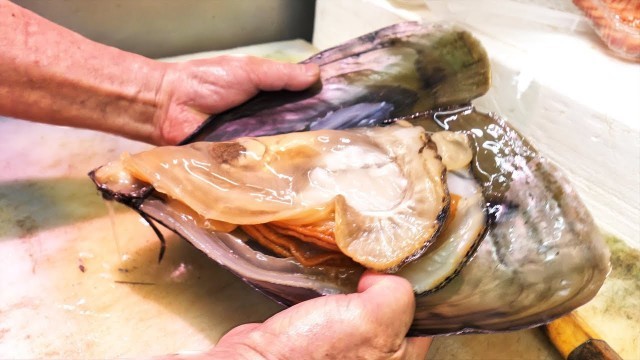 'Japanese Street Food - GIANT MUSSELS + Seafood and Street Food of Nishiki Market in Kyoto, Japan'