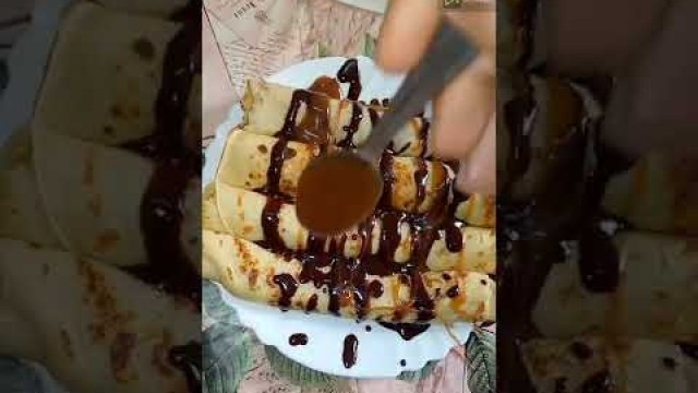 'crepe with chocolat and caramel sauce 