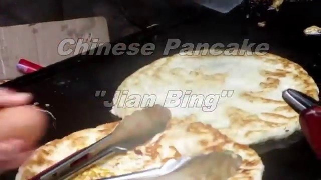 'Jian Bing Pancake Crepe  煎饼  (China Fast Food)  China Street Food In Xi\'an, China'