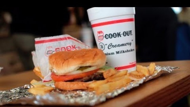 'What To Order At Cookout! | BEST FAST FOOD PLACE IN AMERICA! UNBOXING THE FOOD'