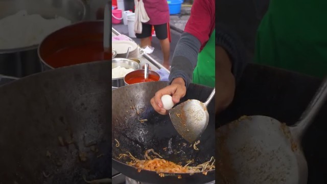 'RAGING Charcoal Char Kuey Teow - Street Food Tour in Penang, Malaysia'