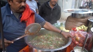 '35 Year Old Famous Chana Wala of Varanasi | Indian Street Food'