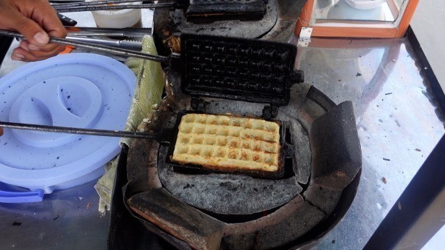 'Cambodia Coconut Waffles (Nom Pom) - Street Food'