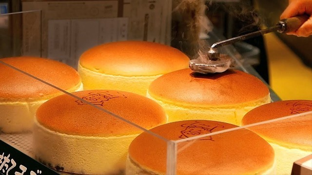 'Japanese Street Food - JIGGLY CHEESECAKE Uncle Rikuro\'s Cheese Cake Osaka Japan'