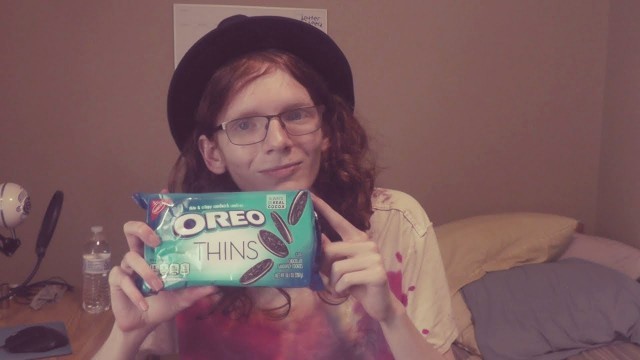 'Oreo Thinns Review! (ft. Joey\'sWorldTour)'