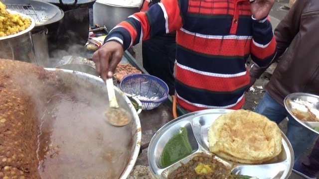 'It\'s a  breakfast time in Noida Street Chole Bhature @ 20 rs (2 Piece ) Noida Breakfast'