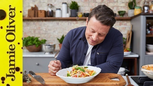 '3 Minute Tomato Pasta Sauce | Jamie Oliver & Davina McCall'