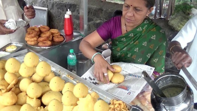 'Early Morning Crazy Breakfast in Kolhapur | Mumbai Vada Center | Street Food Kolhapur'