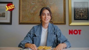 'Esra Bilgic Tries Pakistani Food with Jazz   Pakistan\'s No  1 Network 2021'