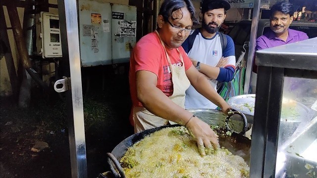 'India\'s Fastest Pakoda Man | Putting Hands in Boiling Oil | Indian Street Food'