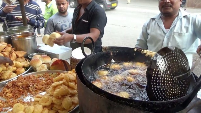 'Mumbai Famous Street Food |  Spicy Vada Pav @ 12 Rs | Mumbai People Enjoying Roadside Snacks'