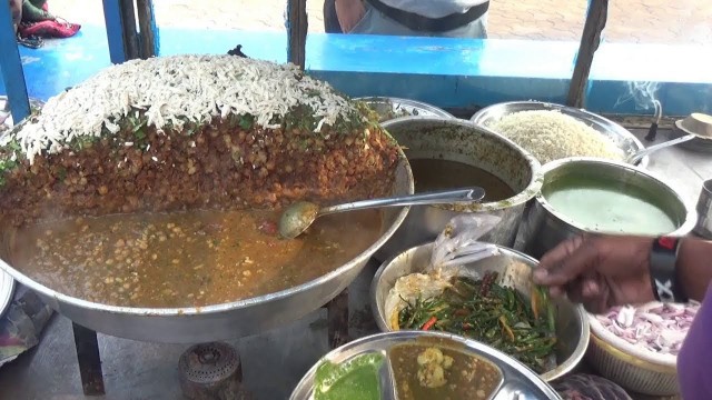 'Shankar ji ke Chole Bhature - 30 Rs 2 Piece - Street Food Noida NCR'