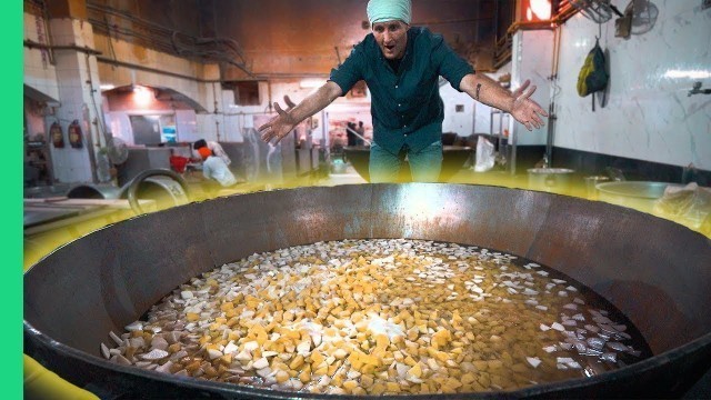 'INDIAN FOOD Touched by GOD! How to Cook for 10,000 People in Delhi\'s Biggest Sikh Temple!'