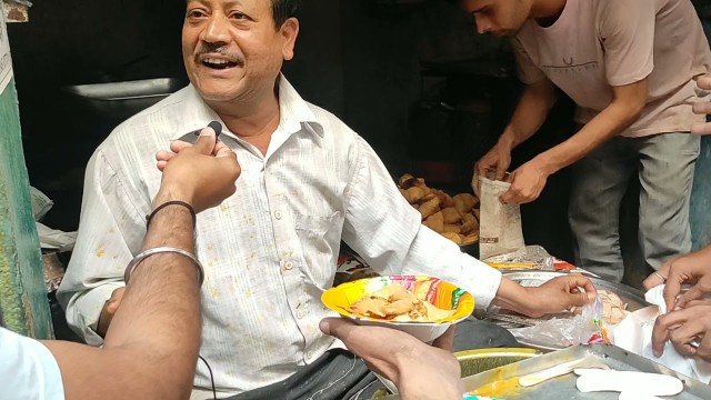 'Most Famous Samosa Shop Of Jhansi || Lajjaram ji Samose || Happy Holi || Vlogs jhansi|| Street Food'