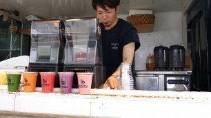 'Người Nhật bán street food trên xe tải nhỏ mini van Japan food truck'