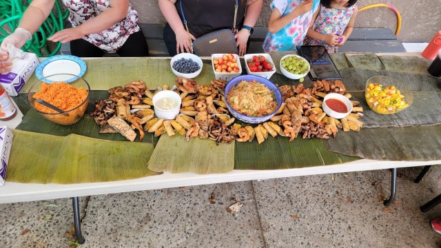 'Boodle Fight - Pinoy food! - #Shorts'