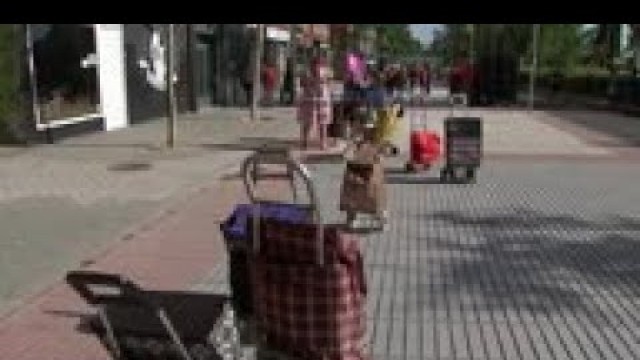 'Crisis forces hundreds to queue at Madrid food bank'