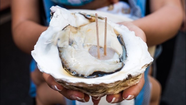 'Japanese Street Food - GIANT OYSTER and Seafood Tour of Tsukiji Market in Tokyo, Japan!'