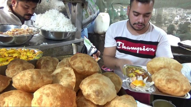 'It\'s a Breakfast time in Amritsar Street - 2 Big Puri Chana @ 20 rs - Indian Street Food'