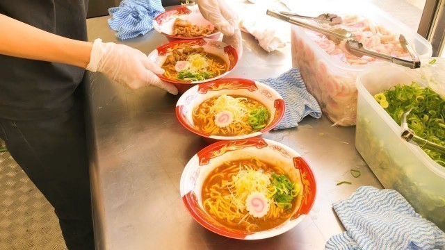 'japanese street food - busy RAMEN (noodles ) stall ラーメン'